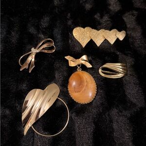 Stylish Gold Tone & Wood Brooch Set w/Vintage Piscitelli Angels Wing Scarf Clip